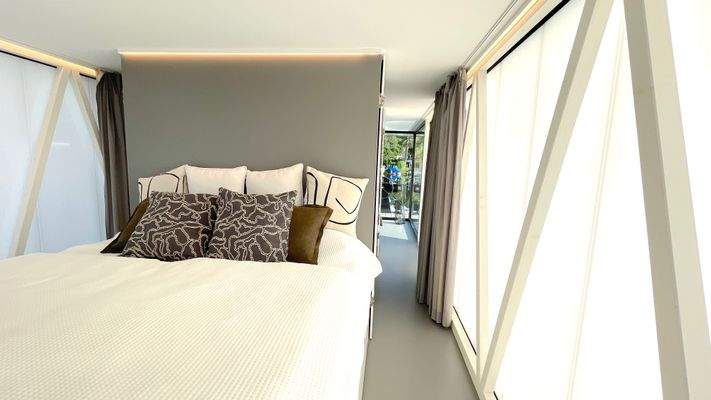 gemütlicher Schlafbereich mit viel Stauraum.jpg