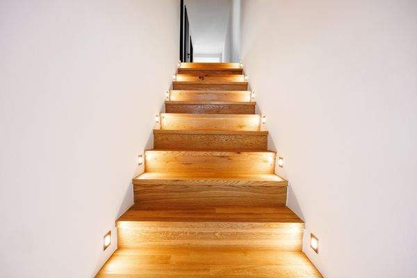 Beleuchtete Holztreppe