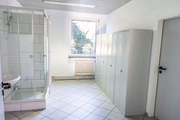 Umkleide mit Dusche