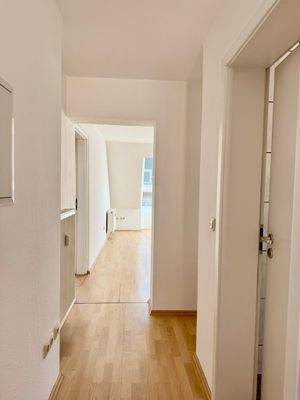 Heller Flur mit Holzboden