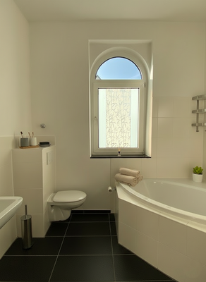 Tageslichtbadezimmer mit Duschwanne