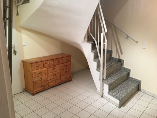 Eingang mit Treppe ins Wohnzimmer