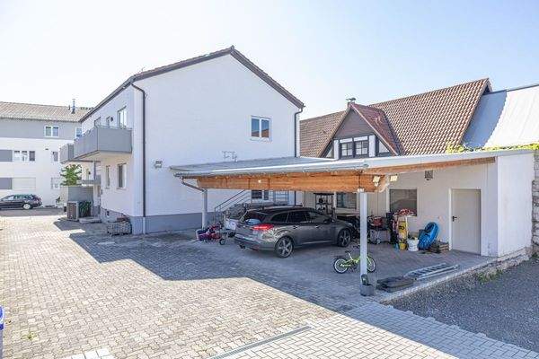 Hausansicht Rückseite mit überdachtem Carport