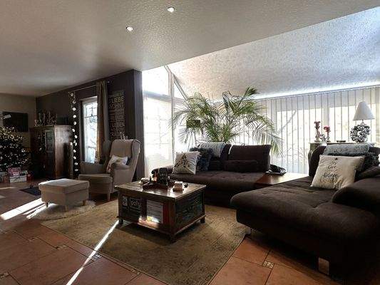 Wohnzimmer mit Ausgang zur Terrasse