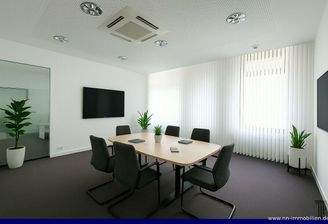 heller Bürobereich - möbliert durch KI