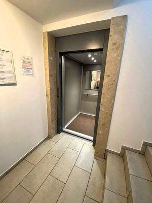 Moderner Fahrstuhl.jpg