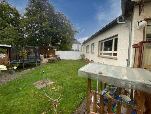 Garten mit Blick auf Anbau