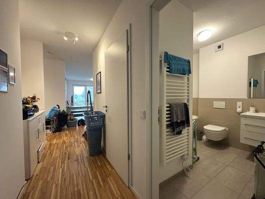 Moderner Flur mit Bad