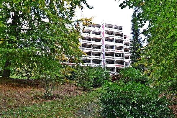 Großes Mehrfamilien mitten im Park