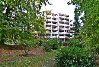 Großes Mehrfamilien mitten im Park