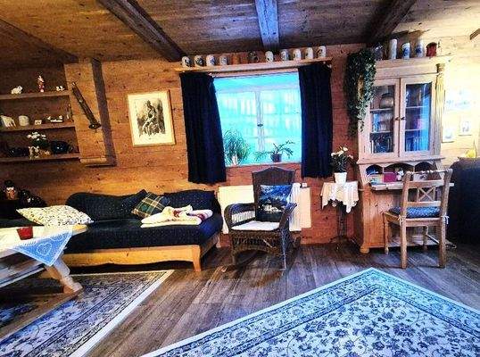 Die gemütliche Bauernstube mit handgehackter Holzverkleidung...