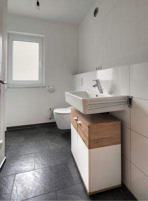 Duschbadezimmer im Erdgeschoss