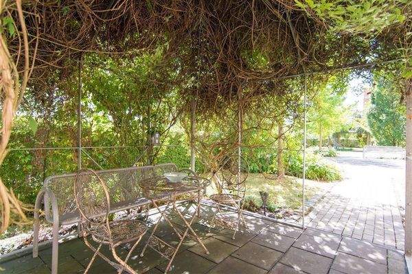 Außenanlage mit schattiger Sitzbank