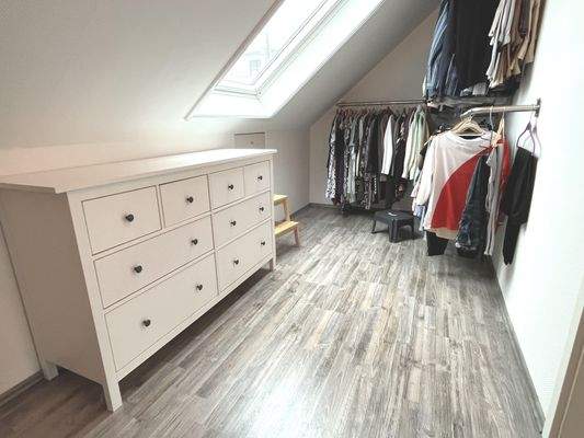 Der Ankleideraum im Dachgeschoss