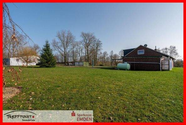 Blick über das schöne Grundstück mit großer Halle