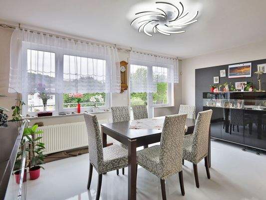 Schöner Essbereich mit Balkonzugang