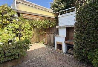 Überdachte Nordterrasse mit Grillkamin