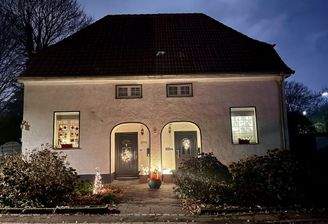 Haus Frontseite beleuchtet