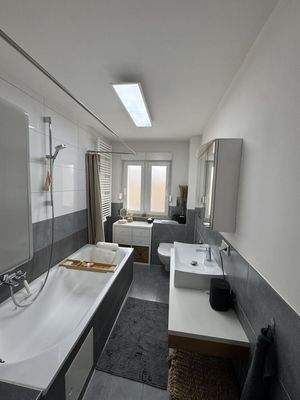 Tageslichtbad mit Wanne und WC (2).jpg