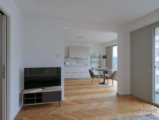 Blick zu TV und Küche