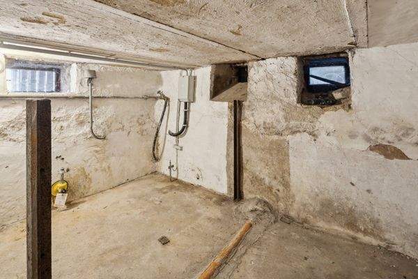 Keller des Wohnhauses mit Hausanschlüssen und Gaszuleitung