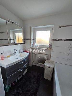 Bad mit Dusche und Wanne