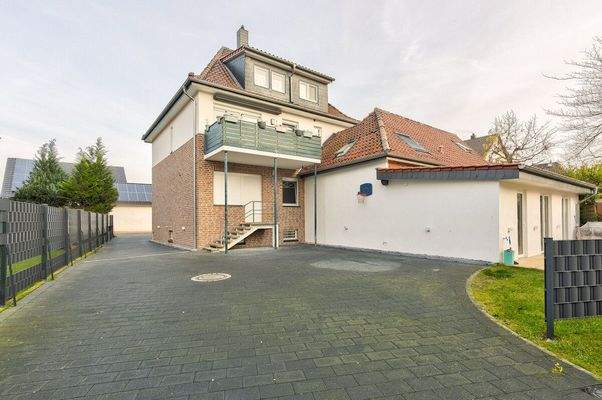 Hofbereich mit Anbau und Stellflächen