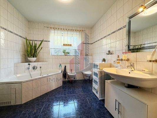 Das Badezimmer mit Whirlpool Badewanne