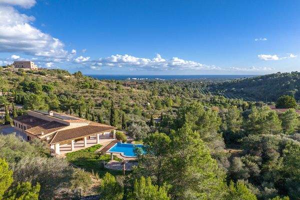 Traumhaftes Fincaanwesen mit Pool und Panoramablick auf die Berge und das Meer