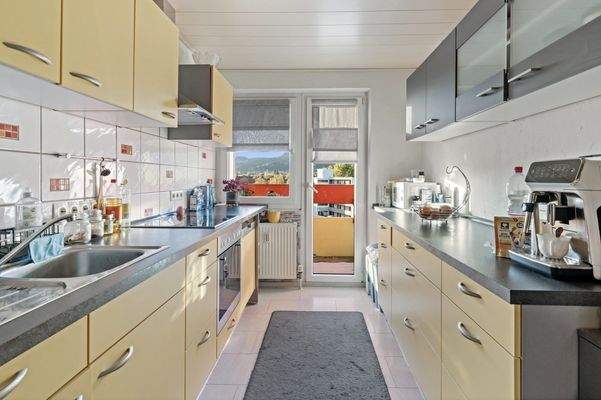 Einbauküche mit Putzbalkon