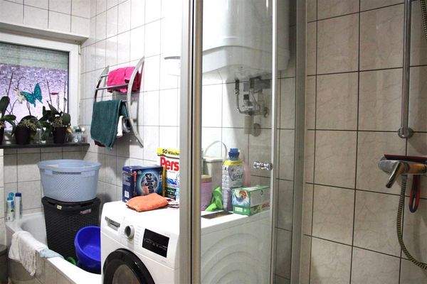 Tageslichtbad mit Wanne und Dusche