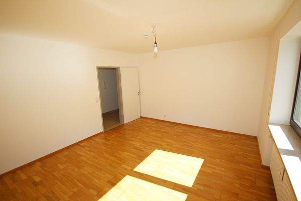 Natürlich wohnen: Schlafzimmer mit großem Lichteinfall