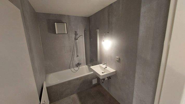 neues Badezimmer mit Badewanne