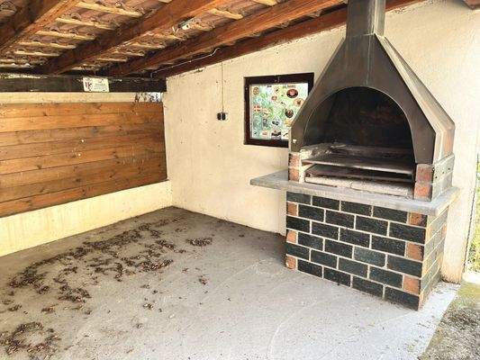 überdachter Freisitz mit Grillkamin