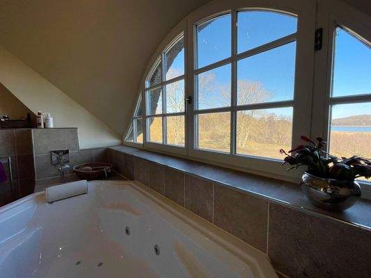 Badezimmer mit Fenster..jpeg