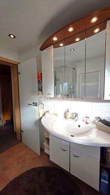 Moderner neuwertiger Waschtisch mit Spiegelschrank