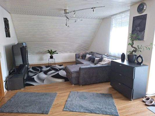 Wohnzimmer DG mit Zugang zum Balkon 