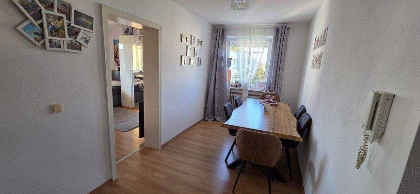 Essecke mit Blick ins Schlafzimmer