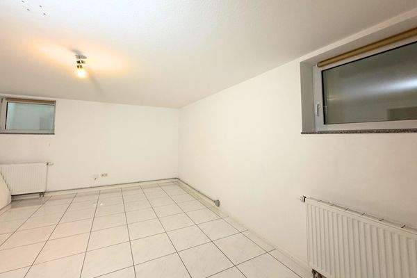 Kellerraum komplett ausgebaut mit Fenstern