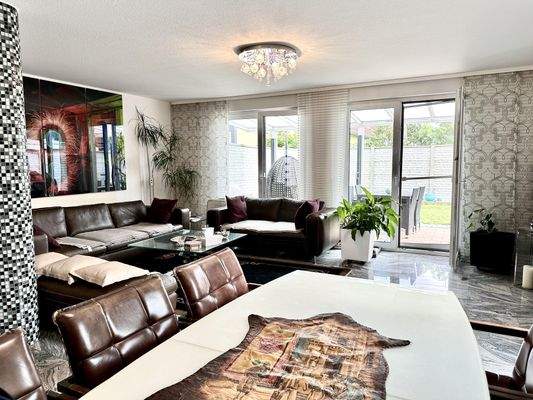 Blick vom Essbereich zu Wohnzimmer und in die Terrasse