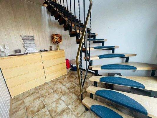 Treppenaufgang zur Wohnung im Obergeschoss.jpg