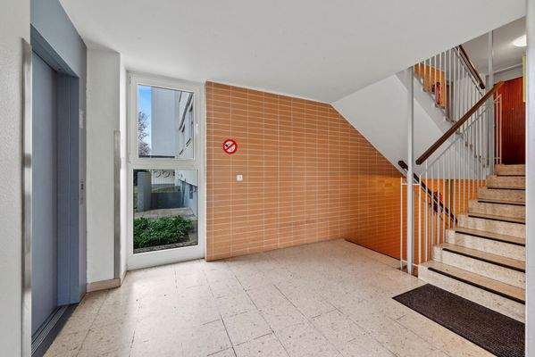 geräumiges Treppenhaus.jpg