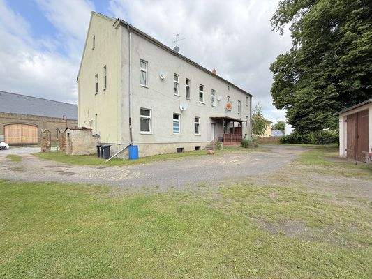 Innehof mit diversen PKW-Stellplätzen