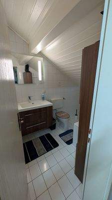 DG - Bad mit Fenster und Wanne  im DG