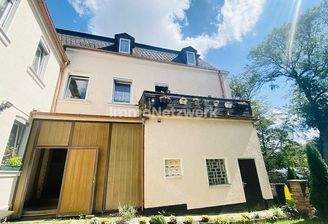 Ansicht Balkon und Eingang Haus