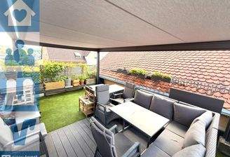 Großzügige Dachterrasse mit Loungebereich