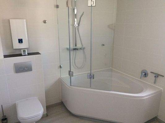 Bad: WC und Dusch/Eckbadewanne