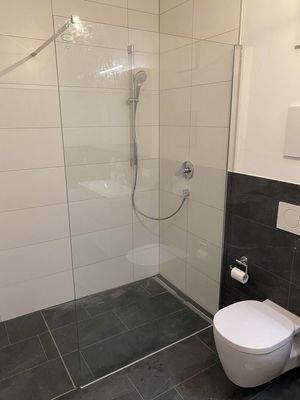 Bad mit bodenebener Dusche