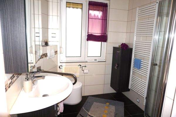 Badezimmer mit behindertengerechter Dusche OG.JPG