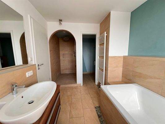 Doppelwaschbecken mit Waschtisch und separatem 